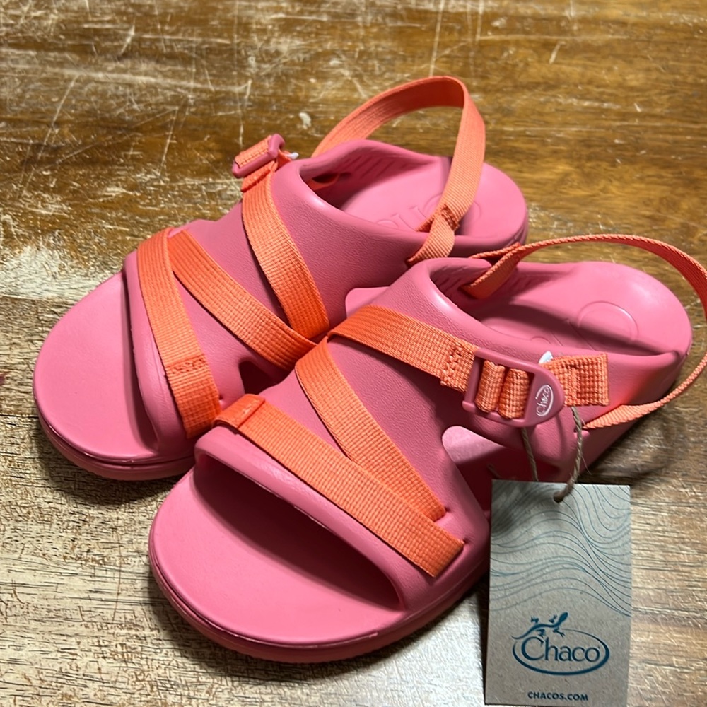NWT youth 6 chacos